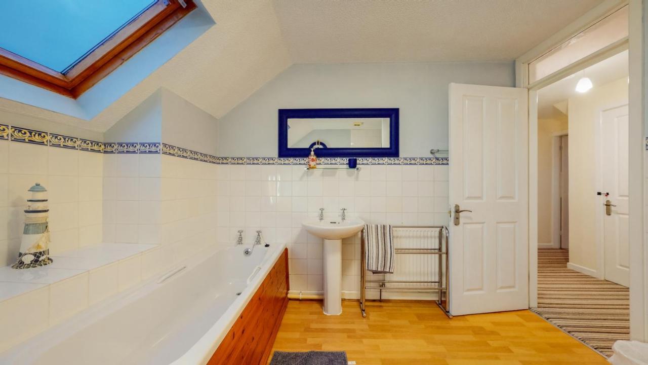 Jaw-Dropping Beach House In Anglesey Бенлеч Екстериор снимка